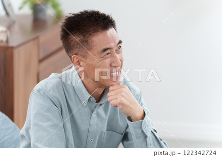 考える笑顔の高齢者男性 122342724