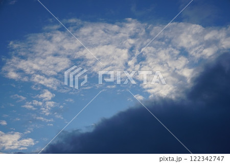 雲の多い空 雲の多い空 122342747