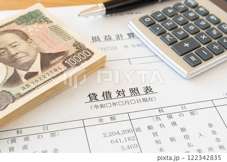 財務諸表と一万円札と電卓　貸借対照表　経理 122342835