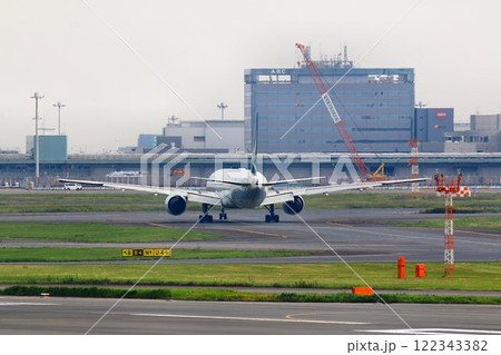 誘導路を移動するジェット旅客機『B777』 誘導路を移動するジェット旅客機『B777』 122343382