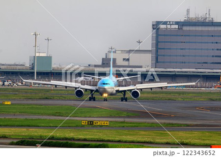 着陸後に地上を移動するジェット旅客機『A330』 着陸後に地上を移動するジェット旅客機『A330』 122343652
