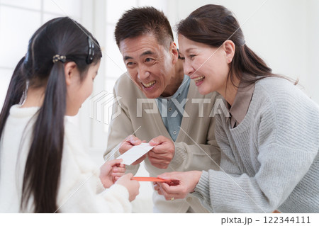孫にお年玉をあげる祖父母 122344111