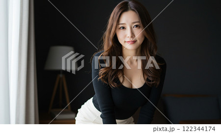 黒を基調にしたスタイリッシュな大人女性 122344174