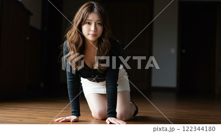 フローリングに映える40代女性の優しい表情 122344180