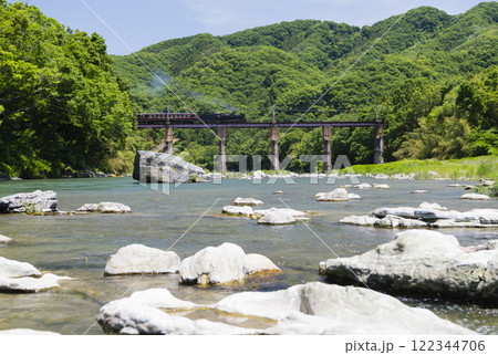 新緑の渓谷を走るSLパレオエクスプレス 新緑の渓谷を走るSLパレオエクスプレス 122344706