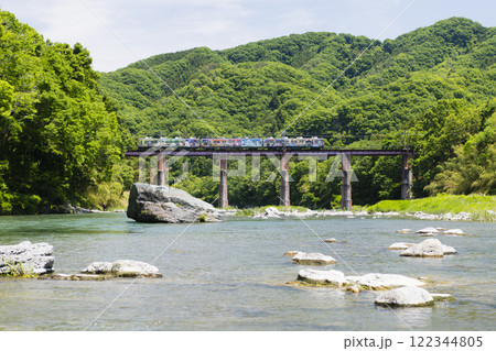 新緑の中を走る秩父鉄道 122344805