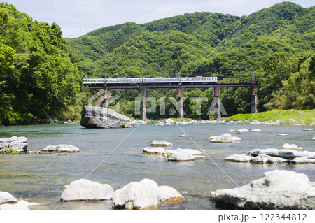 新緑の中を走る秩父鉄道 122344812