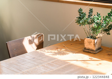 ダイニングテーブルと椅子 122344848