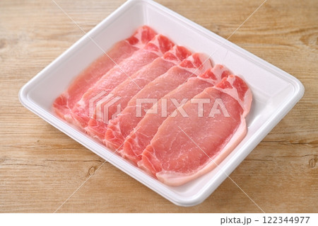 パックトレーに入った、豚ロース肉、精肉のイメージ。 パックトレーに入った、豚ロース肉、精肉のイメージ。 122344977