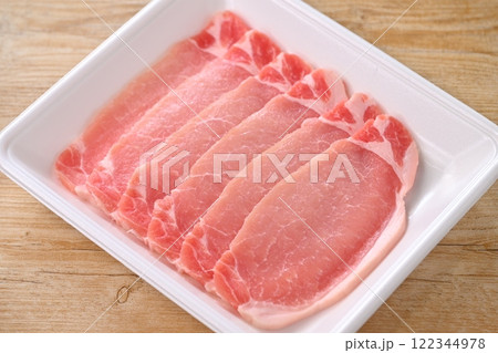 パックトレーに入った、豚ロース肉、精肉のイメージ。 パックトレーに入った、豚ロース肉、精肉のイメージ。 122344978