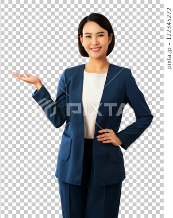 微笑的女士擺出歡迎姿勢 122345272