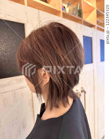 白髪染め暖色カラー＋ミディアムレイヤー！ 122345320