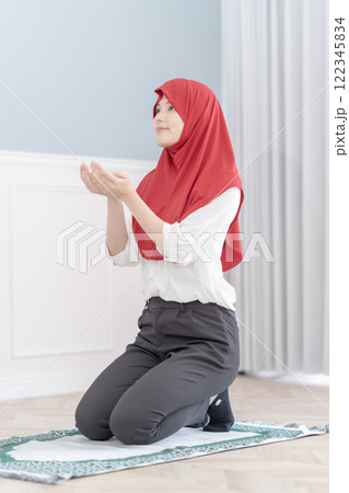 会社の礼拝室でお祈りをする若い女性 122345834