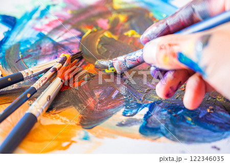 筆で絵を描く人の手元 122346035