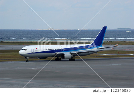 沖縄の海をバックに着陸した飛行機 沖縄の海をバックに着陸した飛行機 122346089