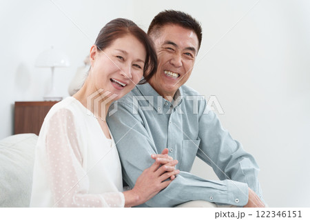部屋にいる笑顔のシニア夫婦 部屋にいる笑顔のシニア夫婦 122346151