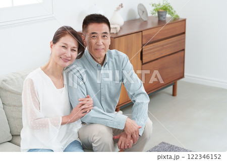 部屋にいる笑顔のシニア夫婦 122346152