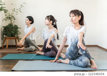 ヨガスタジオ・ヨガ教室でヨガ・ピラティスをする女性達（スポーツジム） 122346434