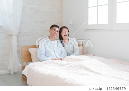 ベッドにいるシニア夫婦(起床・睡眠) ベッドにいるシニア夫婦(起床・睡眠) 122346579