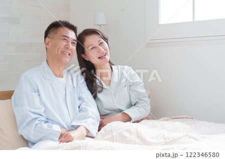 ベッドにいるシニア夫婦(起床・睡眠) ベッドにいるシニア夫婦(起床・睡眠) 122346580
