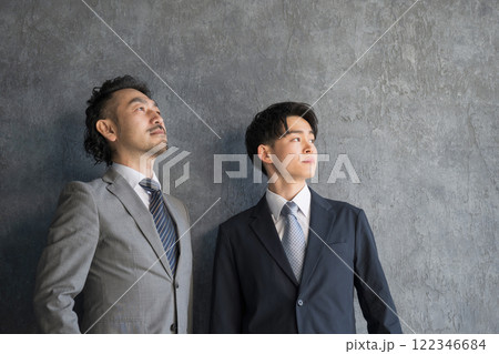 目標や希望、未来を見上げるビジネスマンの2人 目標や希望、未来を見上げるビジネスマンの2人 122346684