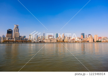 中国 上海市、黄浦江と外灘の街並み 122346914