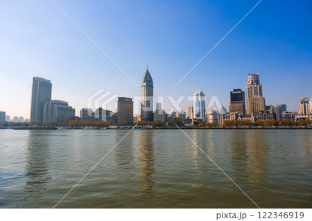 中国 上海市、黄浦江と外灘の街並み 122346919