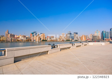 中国 上海市、黄浦江と外灘の街並み 122346923