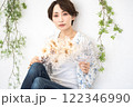 ビューティーイメージ（ドライフラワーを持つショートヘアのミドル女性） 122346990