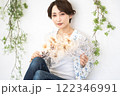 ビューティーイメージ（ドライフラワーを持つショートヘアのミドル女性） 122346991