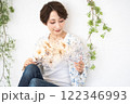 ビューティーイメージ（ドライフラワーを持つショートヘアのミドル女性） 122346993