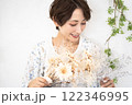 ビューティーイメージ（ドライフラワーを持つショートヘアのミドル女性） 122346995