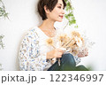 ビューティーイメージ（ドライフラワーを持つショートヘアのミドル女性） 122346997