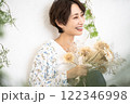 ビューティーイメージ（ドライフラワーを持つショートヘアのミドル女性） 122346998