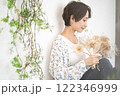 ビューティーイメージ（ドライフラワーを持つショートヘアのミドル女性） 122346999