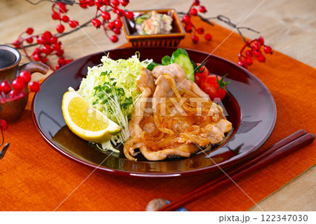 美味しそうな豚の生姜焼き、豚ロース肉の焼き肉。千切りキャベツを添えて。 美味しそうな豚の生姜焼き、豚ロース肉の焼き肉。千切りキャベツを添えて。 122347030