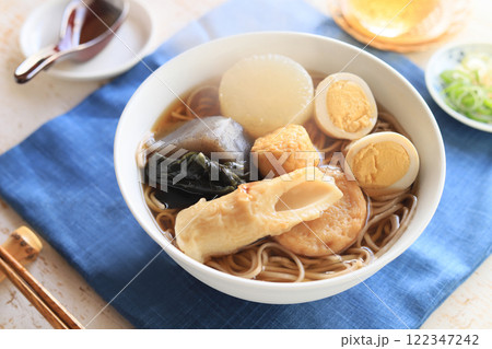 冬にピッタリ、おでんそば（湯気あり） 122347242