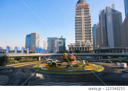 中国 上海市、浦東新区 陸家嘴の超高層ビル群 122348253