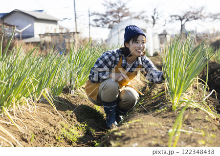 畑で働く女性の風景 122348438