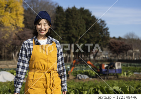 畑で働く女性の風景 122348446