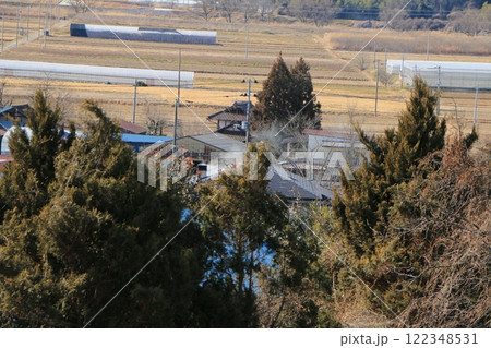 山から見た住宅の煙突からの煙 山から見た住宅の煙突からの煙 122348531