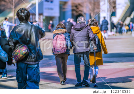 日本の横浜都市景観 高齢化社会…観光地で見かけた光景。3人でお出かけ…＝横浜市内(桜木町駅前) 122348533