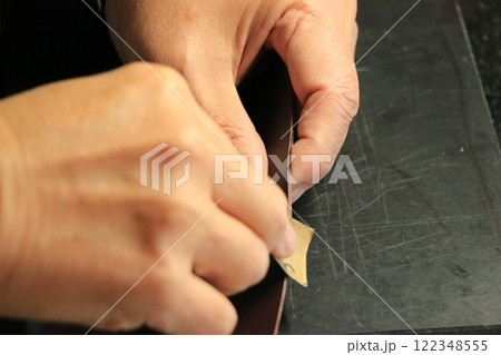 レザークラフト革の端のヘリを削る レザークラフト革の端のヘリを削る 122348555