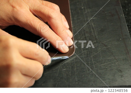 レザークラフト革の端のヘリを削る レザークラフト革の端のヘリを削る 122348556