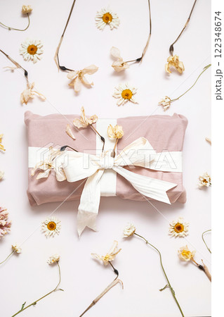 Sustainable gift packing with eco-friendly materials and natural elements. 122348674