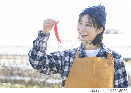 唐辛子を持つ女性 唐辛子を持つ女性 122348683
