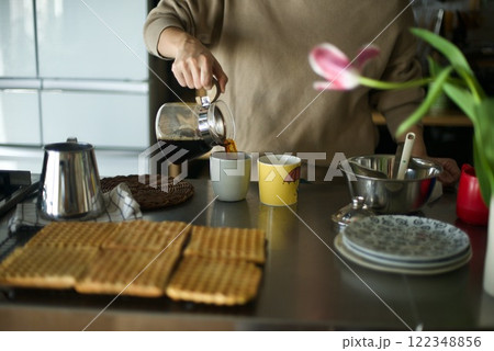 ドリップしたコーヒーをカップに移すところ 122348856
