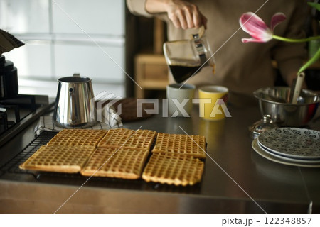 ドリップしたコーヒーをカップに移すところ ドリップしたコーヒーをカップに移すところ 122348857