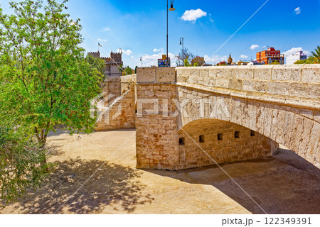 Bridge of the Serrans (Pont dels Serrans) near Serranos Towers  Valencia. 122349391