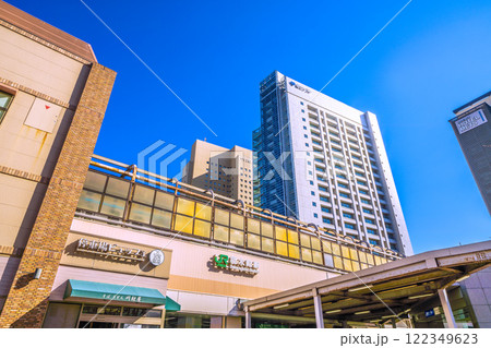 日本の横浜都市景観 桜木町駅 南改札(西口)などを望む。野毛ちかみち側=令和7年1月22日 日本の横浜都市景観 桜木町駅 南改札(西口)などを望む。野毛ちかみち側=令和7年1月22日 122349623